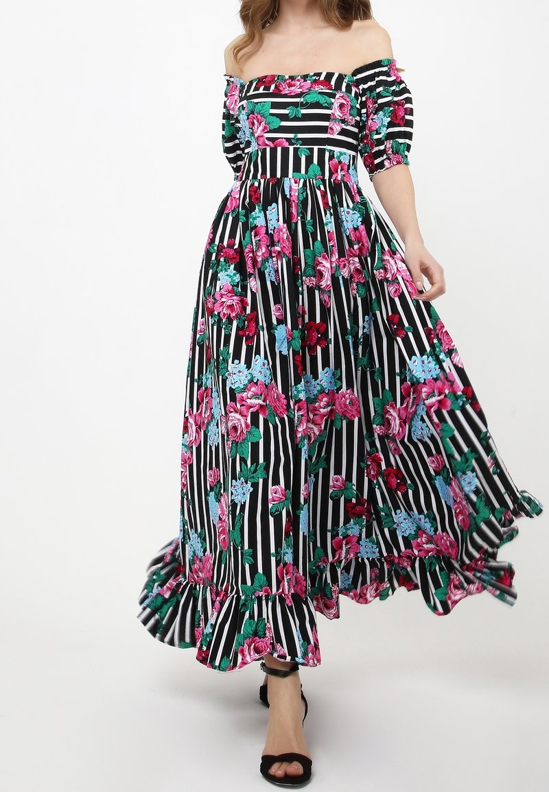 Robe maxi décolleté avec un imprimé floral rose, rouge et bleu sur des rayures noires et blanches ; elle possède un ourlet évasé et des manches froncées.