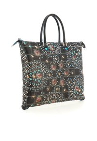 Borsa a tracolla nera con motivi di gemme circolari colorate in blu, rosso e oro, dotata di due manici neri e chiusura con zip.