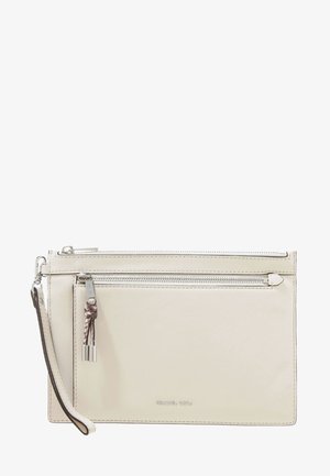 Pochette à bracelet en cuir crème avec poche zippée à l'avant et fermetures éclair et quincaillerie de couleur argentée.