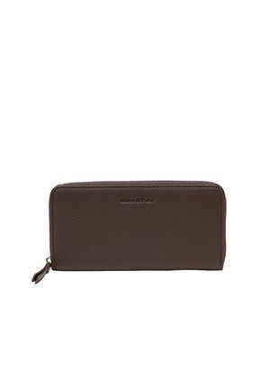 Portfel z ciemnobrązowej skóry zapinany na zamek z logo marki subtelnie wytłoczonym na przodzie, o prostokątnym kształcie i teksturowanej powierzchni.