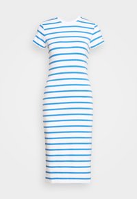 Abito midi bianco aderente con maniche corte e righe orizzontali blu equidistanti.
