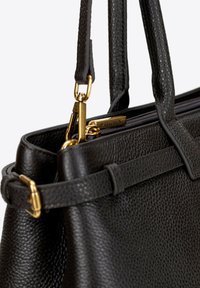 Borsa in pelle nero con una finitura testurizzata. Presenta hardware dorato, doppio manico e chiusura con zip. Accentuata da un discreto etichetta del marchio.