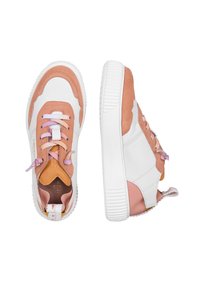 Sneaker bianchi e pesca in suede e pelle, con lacci pastello, suole testurizzate e un dettaglio di cucitura sul lato e sulla linguetta.