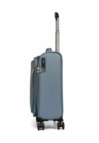 Valigia blu con tessuto testurizzato, cerniere doppie, lucchetto a combinazione e manico retrattile. Quattro ruote per la mobilità. Forma sottile e rettangolare.