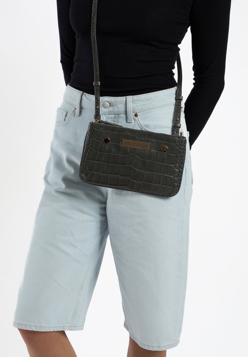 Donkergroene, faux krokodillenleren schoudertas met een gestructureerde vorm, textuur op het oppervlak, gouden accenten en een verstelbare strap.