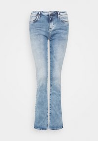 Jeans de tiro medio en denim de color azul claro con corte acampanado, que cuentan con cinco bolsillos y un ligero efecto descolorido. Detalle de costura clásica en todo el prenda.