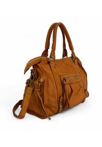 Sac à main en cuir marron avec double anses, poche zippée à l'avant, sangle latérale et clous en métal décoratifs, incliné sur fond blanc.