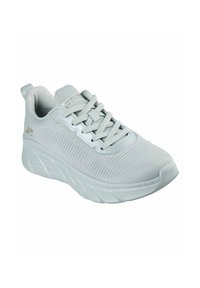 Hellgrauer sportlicher Sneaker mit einem strukturierten Mesh-Obermaterial, flachen Schnürsenkeln, gepolstertem Schaft und einer dick gepolsterten Sohle mit Wellenmuster.