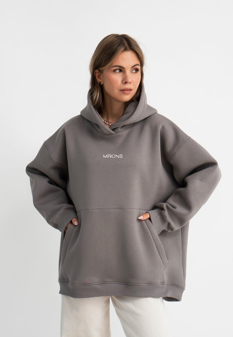 Grauer übergroßer Hoodie mit einer Fronttasche und verstellbarem Kapuzenzug. Mit gesticktem Logo in Weiß, gerippten Bündchen und weichem Material.