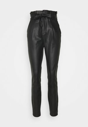Czarne skórzane spodnie z wysokim stanem i paskiem, dopasowanym krojem oraz gładką fakturą. Model posiada przednie kieszenie dla funkcjonalności.