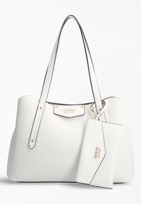 Sac cabas en cuir blanc texturé avec double anses et ferrures dorées, comprenant un porte-cartes assorti détachable.