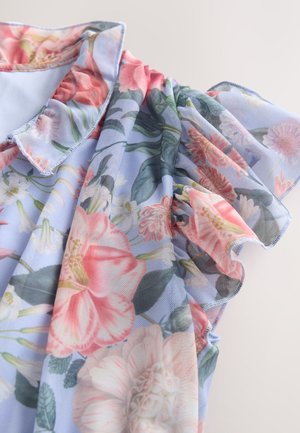 Blus med blommönster i ljusblått med rosa och krämfärgade blommor. Rynkad ärmdesign och mjukt, lätt tyg.