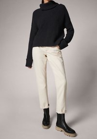 comma casual identity Stickad tröja - black