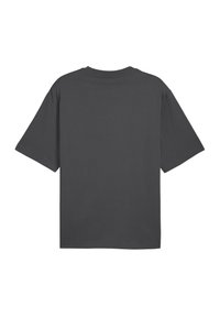 Camiseta de manga corta en gris oscuro con cuello redondo, hecha de una suave mezcla de algodón, que presenta un corte relajado y una textura lisa.