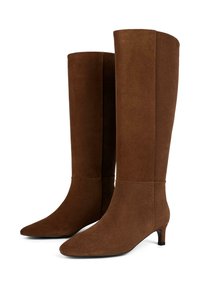 Smeđe suede čizme do koljena s oštrim vrhom i niskom, sužavanom petom. Tekstura je mekana, a dizajn je elegantan s minimalnim šavovima.
