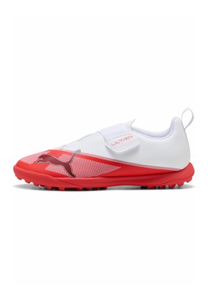 Lavprofil hvid og rød Puma sportsko med tekstureret sål, sidestrop mærket "Ultra," og Puma-logo foran.