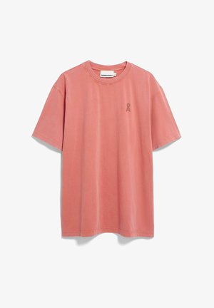 Zacht roze T-shirt met korte mouwen, kleine donkergekleurde logo op de linkerborst en een ronde hals, getoond op een witte achtergrond.