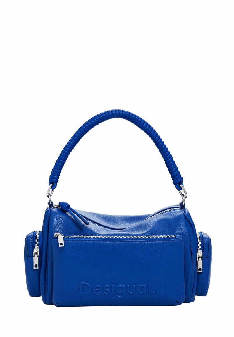 Blaues Lederhandtasche mit strukturierten Oberflächen, zwei seitlichen Reißverschlussfächern und einem geflochtenen Henkel. Mit geprägt "Desigual" Logo auf der Vorderseite.