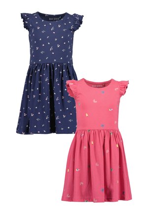 Deux robes sans manches pour filles avec des épaules à volants, l'une bleu marine avec de petits motifs floraux, l'autre rose avec des imprimés multicolores amusants.