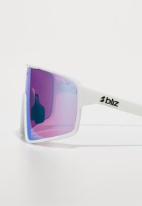 Lunettes de soleil blanches rectangulaires avec des verres dégradés violets, dotées d'une monture épaisse et du nom de la marque "bliz" en noir sur le bras.