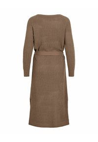 Brązowa dzianinowa sukienka z długimi rękawami, paskiem w talii, bocznymi rozcięciami i teksturowanym wzorem na tkaninie.