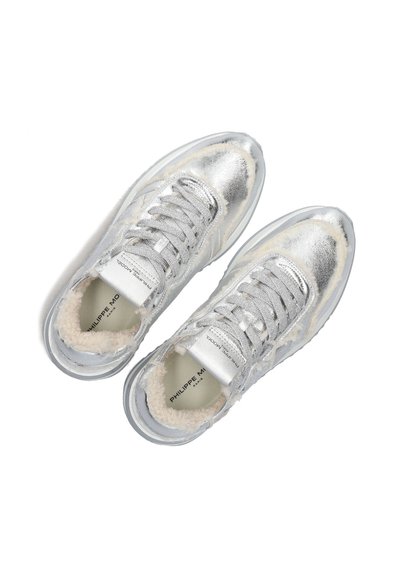 Zilveren metallic sneakers met een textuurglans, voorzien van een pluche voering, vetersluiting en een logo op de tong. Rondpunt en rubberen zool.
