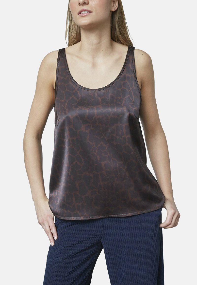 Brun ærmeløs top lavet af satin, med et subtilt dyreprint mønster. Designet har en rund halsudskæring og et afslappet fit.