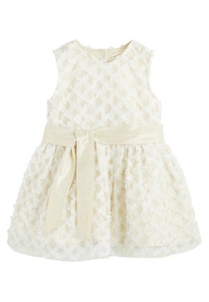 Biała sukienka bez rękawów wykonana z warstwowej, teksturowanej tkaniny, z paskiem w formie kokardy w talii oraz rozkloszowanym dołem.