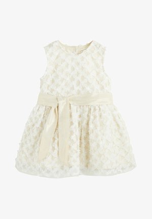 Vestido blanco sin mangas hecho de tela texturizada en capas, con un cinturón de lazo en la cintura y un diseño de falda acampanada.