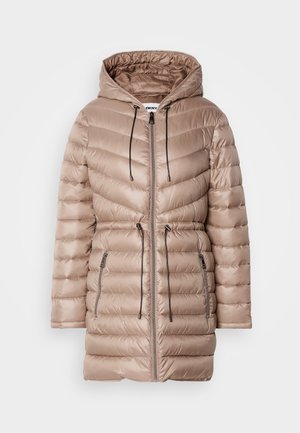 Beige pérový kabát s kapucňou, s predným zipsom, sťahovacím pásom a čiernymi akcentmi. Vyrobený z lesklého, hladkého materiálu s prešívaným dizajnom.