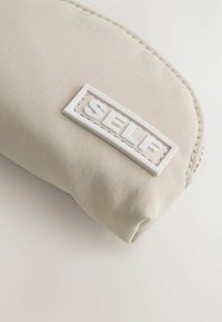 Self. Wallet - neutral