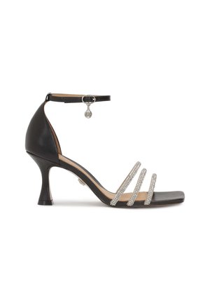 Sandal con tacco alto nero con tre cinturini in strass argento, cinturino alla caviglia con hardware in metallo, tacco curvo e texture in pelle liscia.