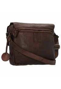 Bolso mensajero de piel marrón con cierre de solapa, bolsillo con cremallera, correa ajustable y una etiqueta redonda. Textura suave y diseño minimalista.