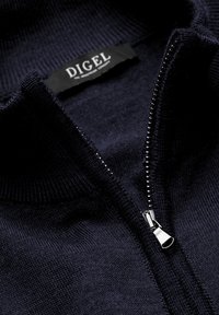 Navy Zip-Up-Pullover mit geripptem Kragen und Bündchen. Mit einem silbernen Metallreißverschluss und weichem Strick. Markenlabel innen am Kragen sichtbar.