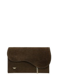 Borsa a pochette in suede marrone con chiusura a scatto curvata, dettaglio in catena dorata e texture liscia. Design semplice con logo sulla parte anteriore.