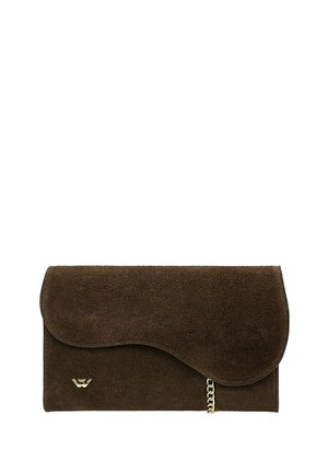 Borsa a pochette in suede marrone con chiusura a scatto curvata, dettaglio in catena dorata e texture liscia. Design semplice con logo sulla parte anteriore.