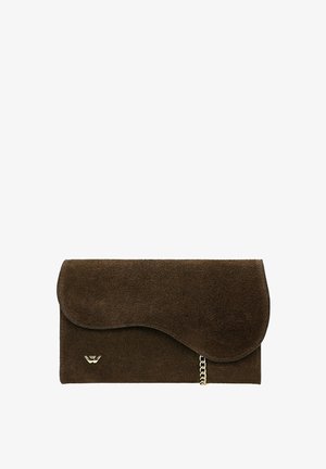 Hnědá semišová kabelka na psaní s zakřiveným klopou, zlatým řetízkem jako akcentem a hladkým povrchem. Jednoduchý design s logem na přední straně.
