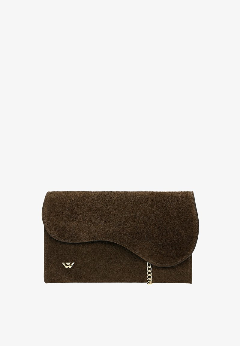 Borsa a pochette in suede marrone con chiusura a scatto curvata, dettaglio in catena dorata e texture liscia. Design semplice con logo sulla parte anteriore.