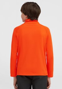 Langarmshirt in feloranje, met een hoge kraag en een soepel, rekbaar materiaal. Eenvoudig ontwerp zonder zichtbare patronen of hardware.