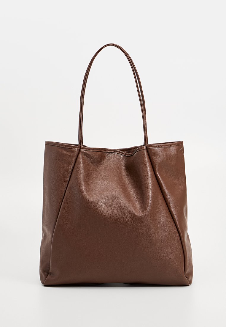 Braune Kunstleder-Tote mit glatter Textur, geräumigem Design und zwei langen Tragegriffen. Minimalistischer Stil ohne sichtbare Akzente.