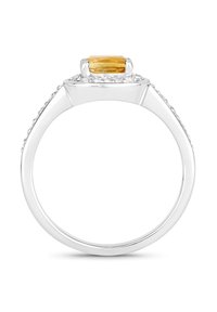 Silberring mit einem octagonalen gelben Edelstein, umgeben von kleinen klaren Steinen am Ringband, mit einem glatt strukturierten Schenkel.