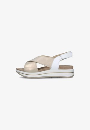 Sandali slingback beige e bianchi con design a fascia incrociata, soletta imbottita e suola piatta leggera con finitura testurizzata.