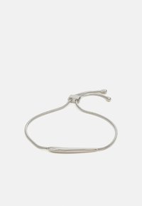 Pulsera de plata que presenta una barra de metal estilizada y una cadena ajustable, con una textura suave y pulida y un diseño minimalista.