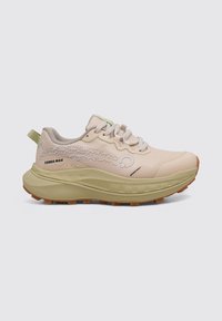 Chaussure de sport rose clair avec une tige en maille texturée, des accents beiges, une semelle rembourrée et une semelle extérieure en caoutchouc à motif pour une meilleure adhérence.