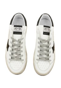 Un paio di sneakers bianche con lacci grigi, talloni neri e loghi a stella neri sui lati, etichettati "AMA brand luxury handmade."