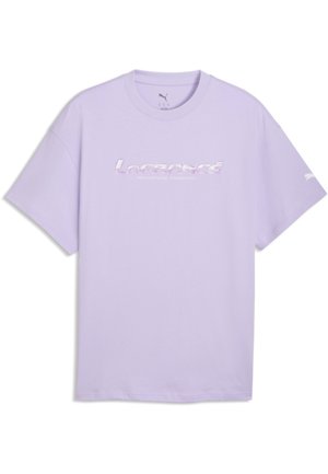 Helllila Puma-T-Shirt mit kurzen Ärmeln, glänzendem „Larrance Aerospace Program“-Schriftzug auf der Brust und kleinem Puma-Logo am linken Ärmel.