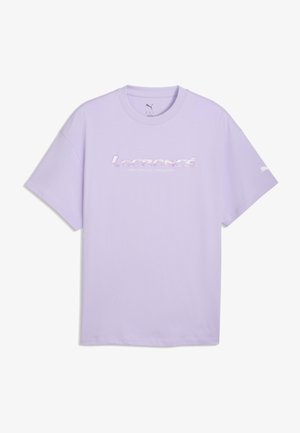 Lys lilla Puma t-shirt med korte ærmer, skinnende "Larrance Aerospace Program" tekstlogo på brystet og lille Puma-logo på venstre ærme.