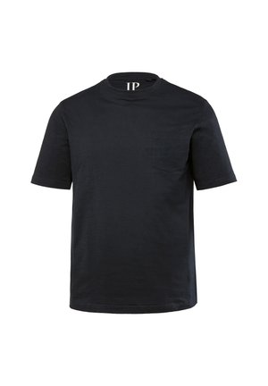 Camiseta de algodón azul marino, de manga corta, con cuello redondo y un pequeño bolsillo en el lado izquierdo del pecho que presenta texto en relieve. Textura suave.