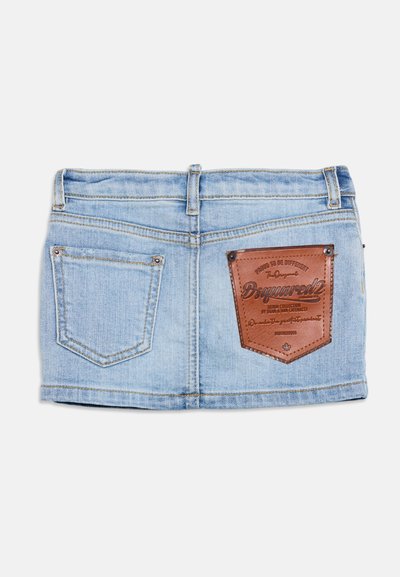 Φούστα μίνι από ανοιχτό μπλε τζιν με θηλιές για ζώνη, μία πίσω τσέπη και μία καφέ δερμάτινη τσέπη με το εμπορικό σήμα "Dsquared2".