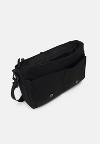 Borsa a tracolla nera con chiusura a zip, dotata di due tasche frontali e bottoni a pressione in metallo. Realizzata in tessuto resistente con tracolla regolabile.